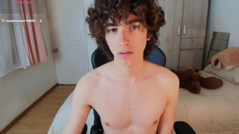 lucas_xo online show from December 18, 2025, 9:32 pm