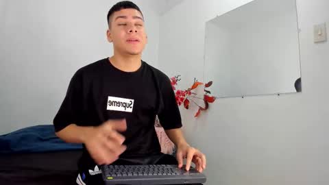 Snapshot of lucastorrez01 chatting on December 23, 2025, 4:32 am LUCAS TORREZ online show from December 23, 2025, 4:32 am