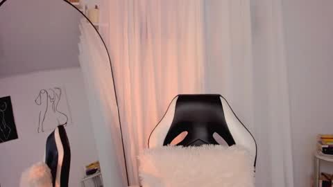 Snapshot of lucia_lee_ chatting on January 19, 2025, 8:41 pm Lucia online show from January 19, 2025, 8:41 pm