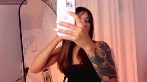 Snapshot of lucia_lee_ chatting on January 21, 2025, 6:34 pm Lucia online show from January 21, 2025, 6:34 pm