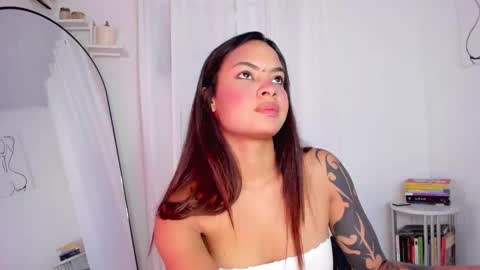 Snapshot of lucia_lee_ chatting on February 21, 2025, 4:05 pm Lucia online show from February 21, 2025, 4:05 pm