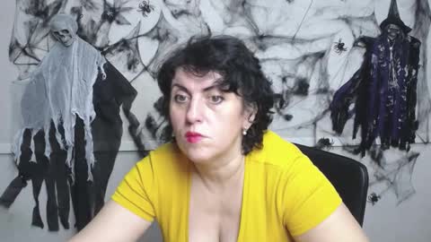 LuciaMi online show from November 6, 2025, 6:20 pm