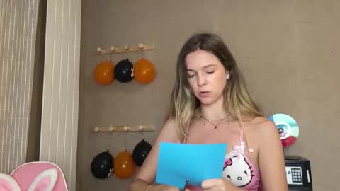 Snapshot of lucie_hot chatting on October 19, 2025, 8:48 am Lucie hot follow me on online show from October 19, 2025, 8:48 am