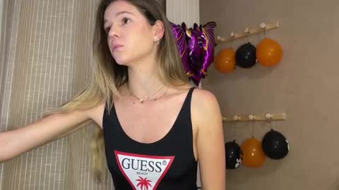 Snapshot of lucie_hot chatting on October 22, 2025, 6:18 pm Lucie hot follow me on online show from October 22, 2025, 6:18 pm