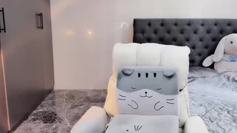 lucii04 online show from September 25, 2025, 12:36 am