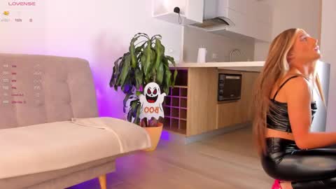 Hello my name is Lucy nice to meet you  thumb up is important for me kisses     online show from October 22, 2025, 3:56 pm