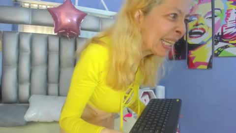  SleepyAbuela online show from November 18, 2025, 3:16 pm