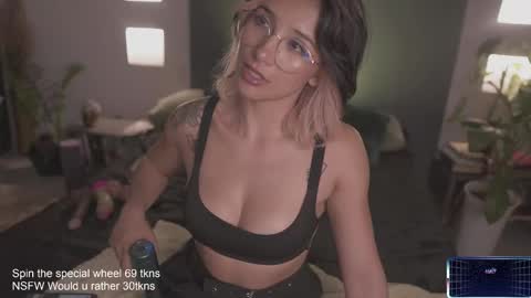 Lucy Alien  online show from February 22, 2025, 5:02 am