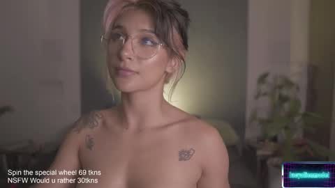 Lucy Alien  online show from February 25, 2025, 1:52 am