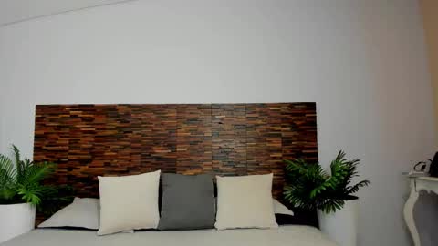 Lucy Liiu online show from November 17, 2025, 1:50 pm