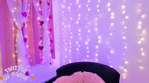 Snapshot of lucyy_peach chatting on February 21, 2025, 12:27 am LUCYY FROM HOME online show from February 21, 2025, 12:27 am