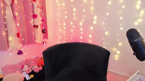 Snapshot of lucyy_peach chatting on February 22, 2025, 10:42 pm LUCYY FROM HOME online show from February 22, 2025, 10:42 pm