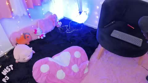 Snapshot of lucyy_peach chatting on March 9, 2025, 1:04 am LUCYY FROM HOME online show from March 9, 2025, 1:04 am