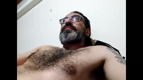 Snapshot of luis2988z chatting on June 1, 2026, 1:51 am Hairyman online show from June 1, 2026, 1:51 am