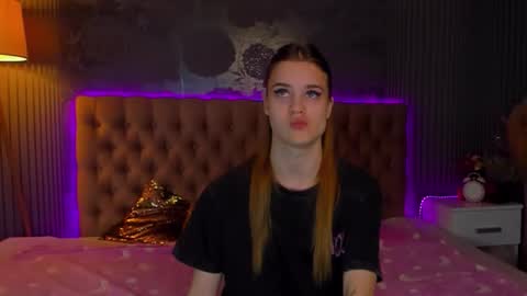 LuisaClover online show from November 19, 2025, 1:22 pm