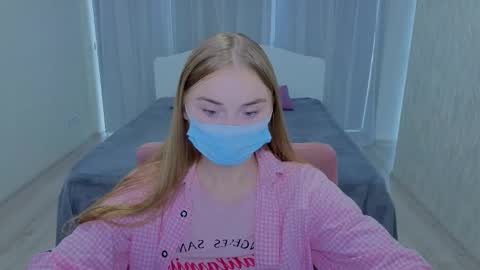 lukeriamoon online show from September 15, 2025, 4:34 am