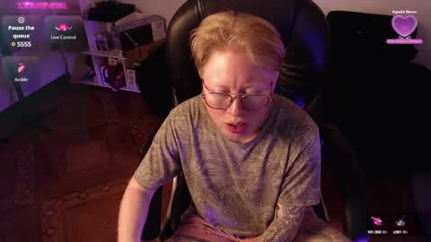 Snapshot of lukethompsson chatting on December 10, 2024, 2:59 am LUKEFTM online show from December 10, 2024, 2:59 am