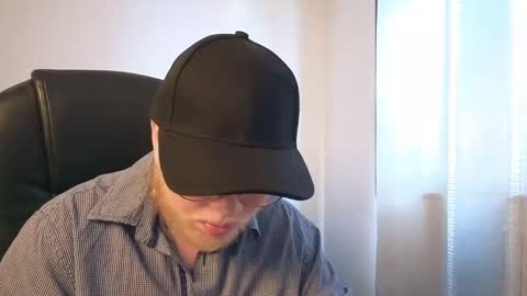 Snapshot of lukethompsson chatting on December 31, 2024, 4:35 pm LUKEFTM online show from December 31, 2024, 4:35 pm