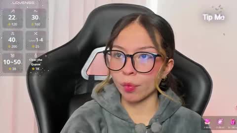 luluuberry online show from December 14, 2025, 2:11 pm