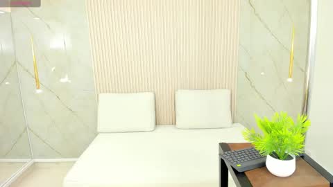 luminous__queen online show from February 2, 2025, 7:35 pm