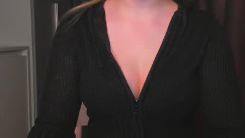 Snapshot of luna1vibe chatting on December 19, 2025, 6:09 am luna1vibe online show from December 19, 2025, 6:09 am