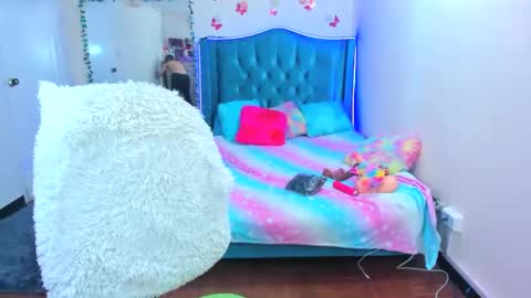 luna_analya online show from September 13, 2025, 12:16 pm