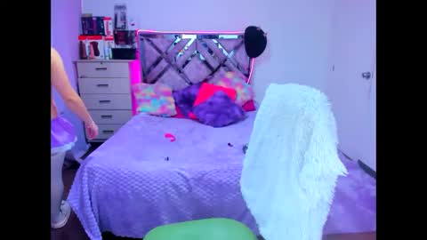 luna_analya online show from October 10, 2025, 4:06 pm