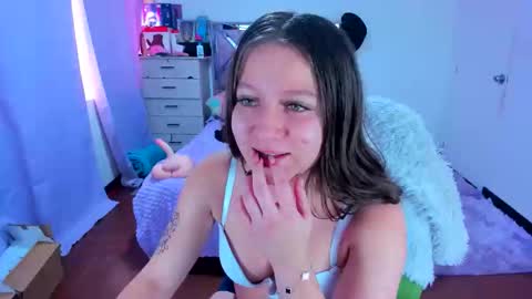 luna_analya online show from October 24, 2025, 1:40 pm