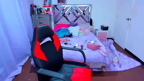 luna_analya online show from December 3, 2025, 11:47 pm