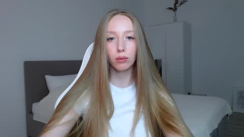 Luna online show from November 2, 2025, 7:16 pm