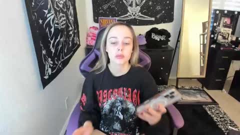 Luna online show from December 15, 2025, 8:13 pm