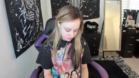 Luna online show from December 17, 2025, 5:41 pm