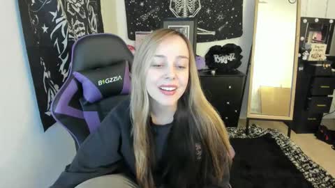 Luna online show from December 23, 2025, 4:10 am