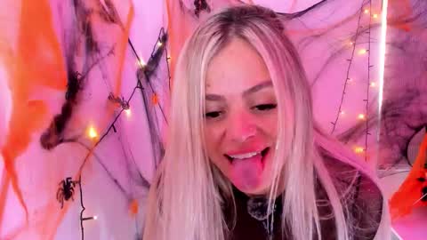 Luna Marquez online show from October 28, 2025, 12:52 pm