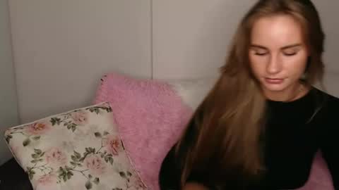 Snapshot of luna_moon77 chatting on October 22, 2025, 1:44 pm Luna online show from October 22, 2025, 1:44 pm