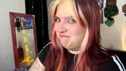 Snapshot of luna_rayy chatting on October 20, 2025, 8:37 am luna_rayy online show from October 20, 2025, 8:37 am