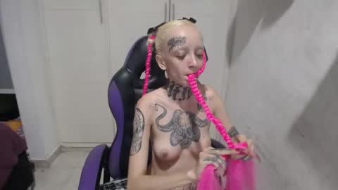 Luna online show from February 2, 2025, 1:02 am