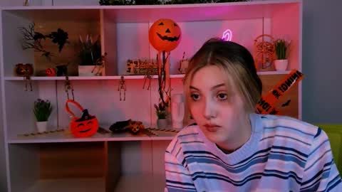 Luna online show from November 2, 2025, 8:00 pm