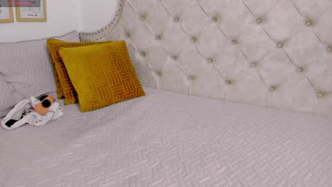 luna_valle online show from February 5, 2025, 11:50 pm