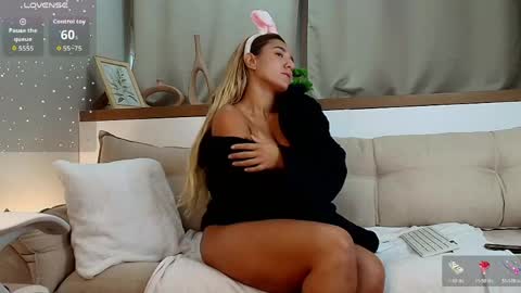 Snapshot of luna_velvvet chatting on June 5, 2026, 4:24 pm Luna online show from June 5, 2026, 4:24 pm