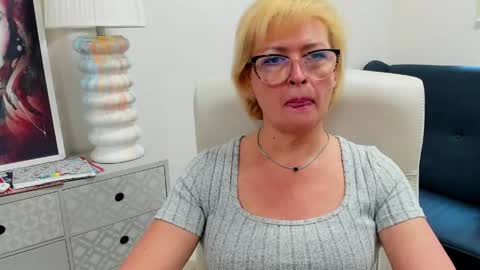 L u n a online show from June 3, 2026, 2:33 pm