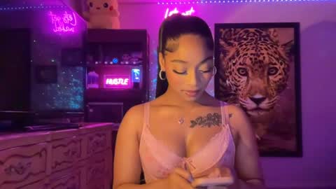 Snapshot of lunaa_11 chatting on June 19, 2026, 5:45 am lunaa_11 online show from June 19, 2026, 5:45 am
