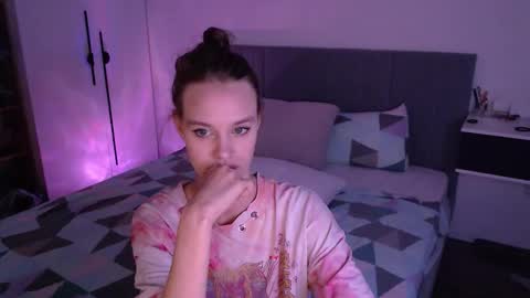 Luna online show from September 18, 2025, 9:06 pm