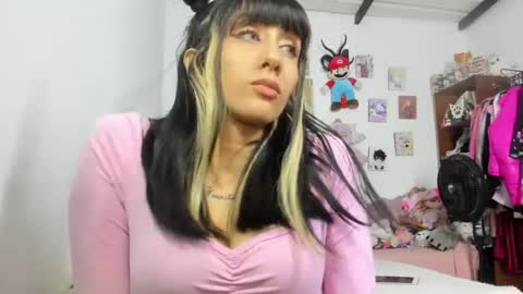 Snapshot of lunacristal_moon chatting on June 18, 2026, 8:25 am lunacristal_moon online show from June 18, 2026, 8:25 am
