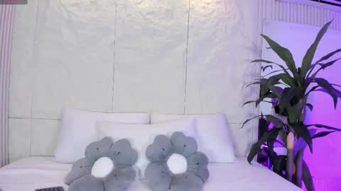 Luna  online show from March 23, 2026, 12:09 pm