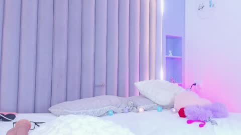 I M  L U N A  online show from February 6, 2025, 5:57 am