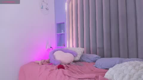 I M  L U N A  online show from February 28, 2025, 9:04 am