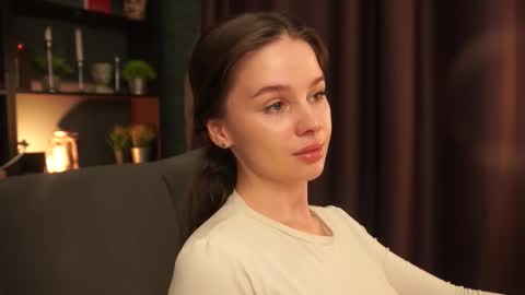 lunaolivia_ online show from October 7, 2025, 12:35 pm