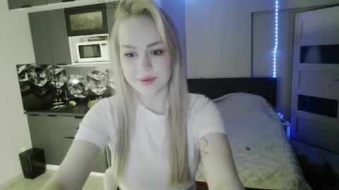 lunapeony online show from February 21, 2026, 11:39 pm