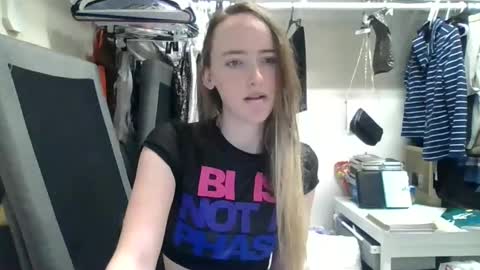 lunapixie2020 online show from January 17, 2025, 11:18 pm